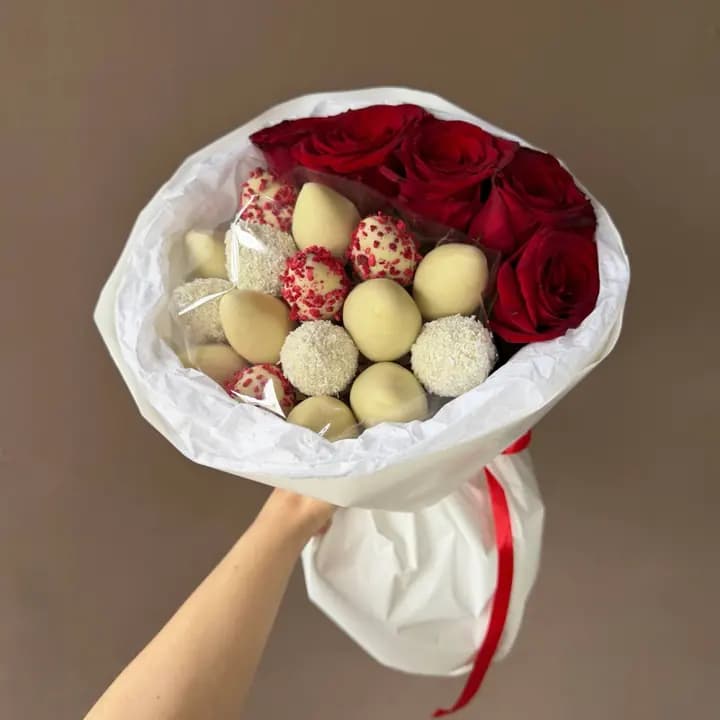 Букет с красной розой и клубникой в белом шоколаде «Агния»