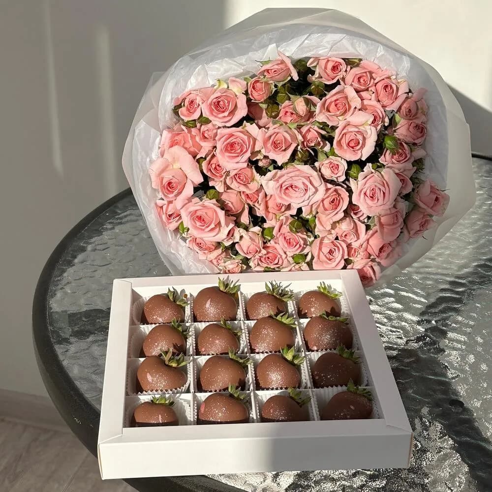 Комбо из 9 кустовых роз и клубники в двойном шоколаде «Жизель»
