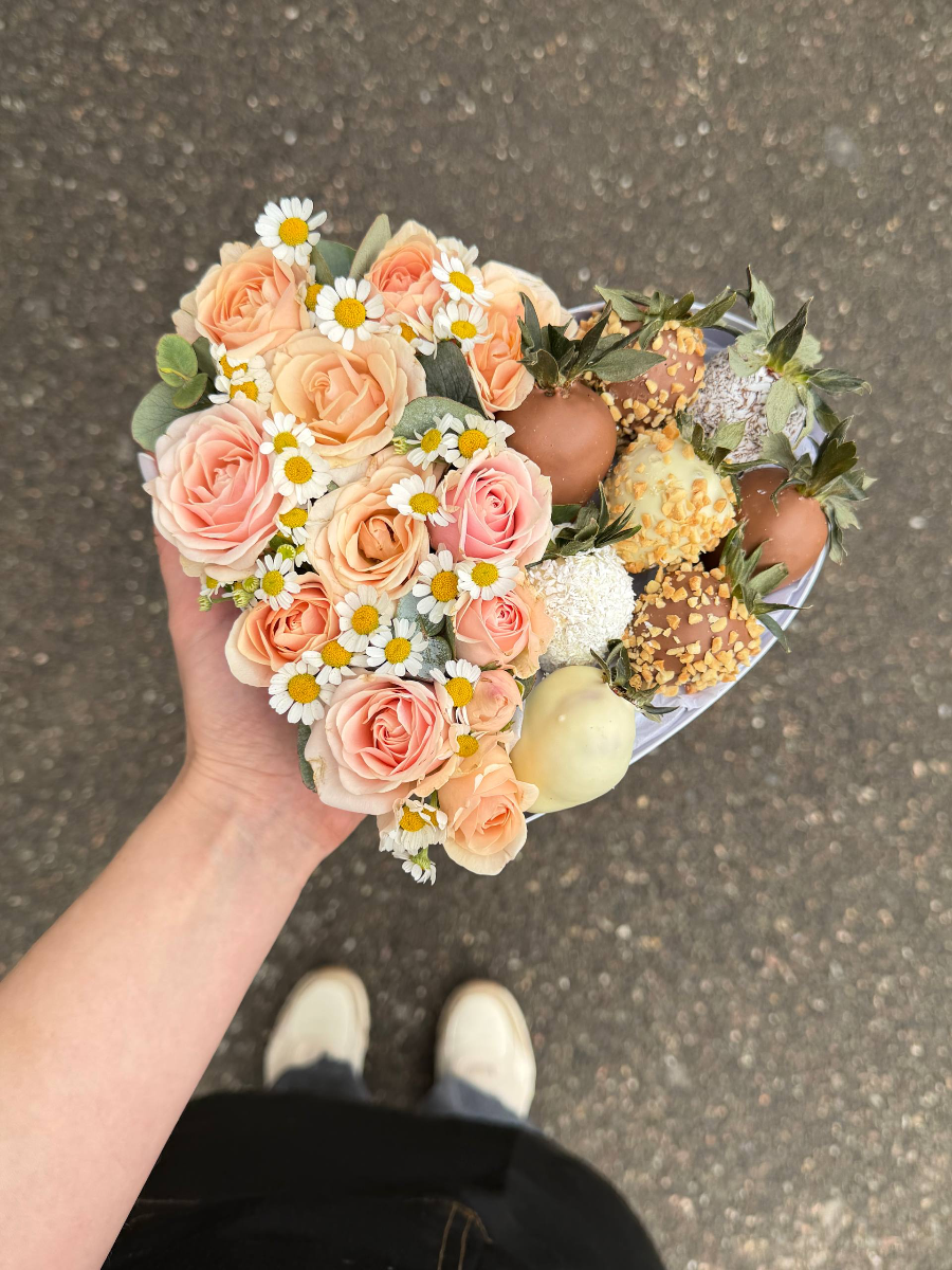 Композиция из кустовой розы с клубникой "Марисоль" - клубника в шоколаде с доставкой в Краснодаре